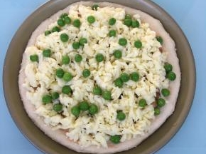 铺上多多的马苏里拉，再放上青豆。