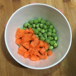 青豆洗净，胡萝卜去皮洗净切丁备用。