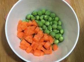 青豆洗净，胡萝卜去皮洗净切丁备用。
