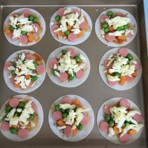 撒上马苏里拉。