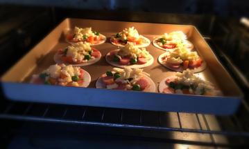 送入事先预热好的烤箱中层，上下火180度，15分钟左右。