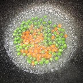青豆和胡萝卜丁放入锅中煮熟，捞出备用。