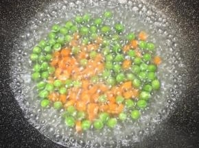 青豆和胡萝卜丁放入锅中煮熟，捞出备用。
