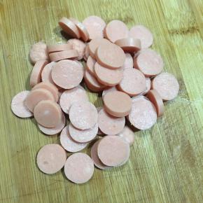 火腿肠切圈备用。