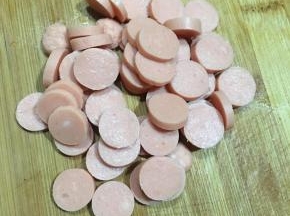 火腿肠切圈备用。