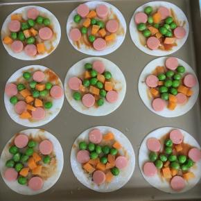 铺上青豆，胡萝卜丁和火腿肠。