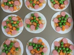 铺上青豆，胡萝卜丁和火腿肠。
