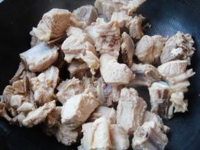 倒入葱姜洋葱翻炒出香味。