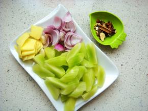 焯水后的排骨，沥干水份备用。