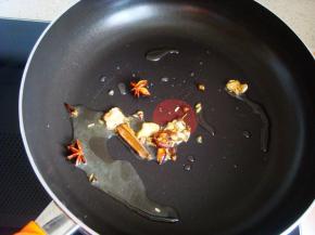 姜蒜洋葱切片，莴笋切滚刀块，准备一点炖肉料（花椒、八角、小茴香、桂皮一小块。超市里炖肉料很容易买到哦。）