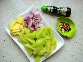 锅里倒入适量食用油，放入炖肉料煸香。