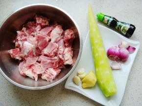 排骨清洗干净，莴笋去皮，准备食材备用。