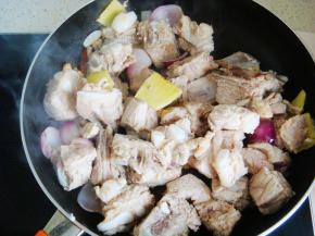 倒入排骨翻炒均匀。