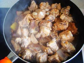 继续翻炒上色入味。