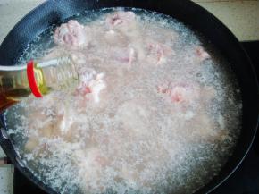 把排骨放入锅中焯水，加入少许料酒去腥，开锅后用勺子撇去浮沫。