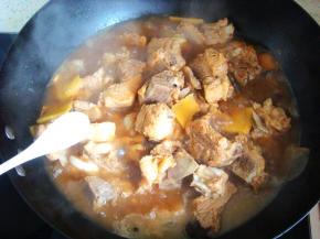 小火炖一个小时后收汁，加入适量的盐。