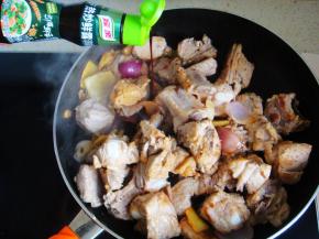 加入热炒鲜露。（也可用酱油代替）