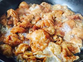 焯水：锅里放半锅量的水，待水开后把切好的面筋放进去，煮1～2分钟（主要是让面筋回软并去除面筋表面的油）后用笊篱捞出。