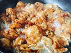 焯水：锅里放半锅量的水，待水开后把切好的面筋放进去，煮1～2分钟（主要是让面筋回软并去除面筋表面的油）后用笊篱捞出。