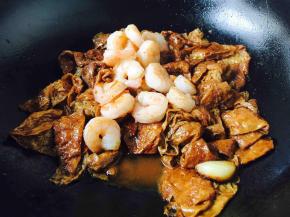 倒入炒好的虾仁迅速翻炒几下，加盐和糖调味。