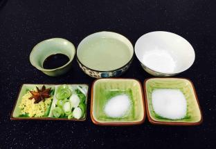 准备好辅食材：前排依次是姜片、八角、葱花、盐、白糖，后排依次是酱油、高汤、淀粉。（炒菜油、香油、料酒和白胡椒粉没提前准备就没被拍进去）