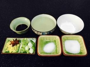 准备好辅食材：前排依次是姜片、八角、葱花、盐、白糖，后排依次是酱油、高汤、淀粉。（炒菜油、香油、料酒和白胡椒粉没提前准备就没被拍进去）
