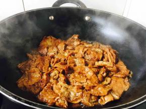 大火煮开，盖上锅盖后转小火慢慢炖煮（咕嘟）5分钟左右。