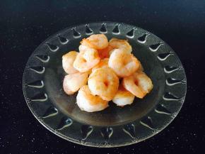 炒好的虾仁盛出备用