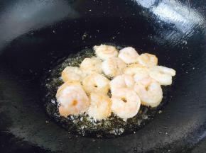 刚放入虾仁时先别翻炒，当离火晃动锅时，虾仁能滑动，不粘在锅上时即可翻炒，当虾仁颜色变成粉红色就盛出来。
