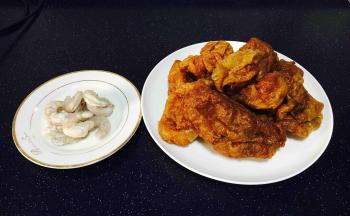 准备好主食材：油面筋和虾仁