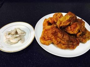 准备好主食材：油面筋和虾仁