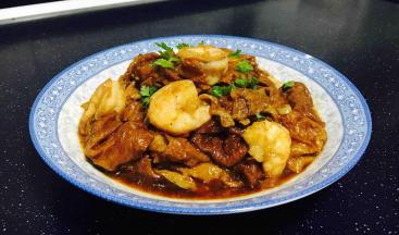 盛入盘中的成品