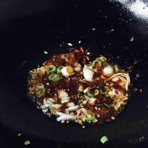 放入备好的酱油