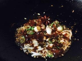 放入备好的酱油