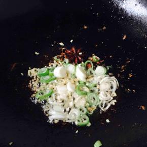 锅内留炒虾仁的底油，中火，油3～4成热时放入八角，当八角微微变色时放入姜片和葱花爆香。