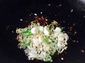 锅内留炒虾仁的底油，中火，油3～4成热时放入八角，当八角微微变色时放入姜片和葱花爆香。