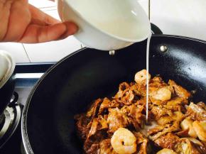 倒入水淀粉勾芡，淋入香油即可出锅。