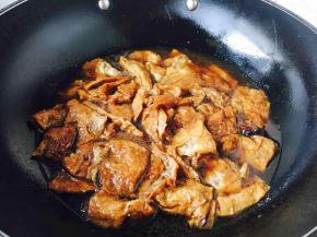 倒入沥干水份的油面筋翻炒几下，加入4汤勺高汤（或者清水），以高汤稍稍没过油面筋一点点为好。