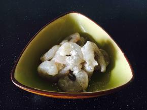 把虾仁放在一个容器里，放少许料酒、淀粉，一小捏盐，用手轻轻抓匀，腌制片刻备用。（盐一定少放，虾仁略有盐即可）