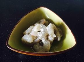 把虾仁放在一个容器里，放少许料酒、淀粉，一小捏盐，用手轻轻抓匀，腌制片刻备用。（盐一定少放，虾仁略有盐即可）