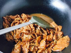 小火炖煮5分钟后改大火收汁，汤汁收至如图的量即可。