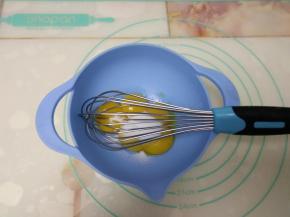 分离蛋清蛋黄，蛋黄里加入少许细砂糖搅打均匀