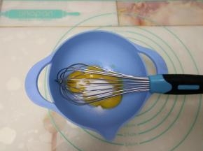 分离蛋清蛋黄，蛋黄里加入少许细砂糖搅打均匀