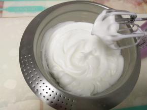 用电动打蛋器打至干偏湿性发泡