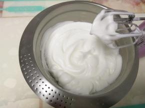 用电动打蛋器打至干偏湿性发泡