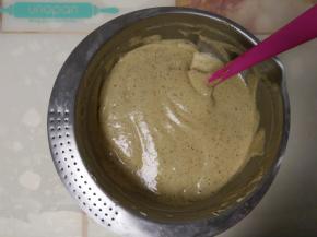 倒入剩余的蛋白中，切拌均匀，成光滑细腻的面糊