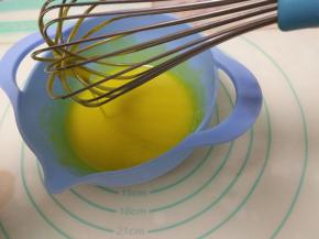 用蛋抽搅打均匀，至充分乳化