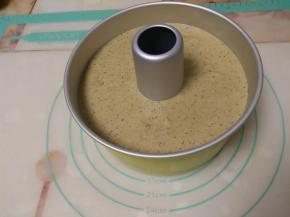 拌好的面糊倒入模具中