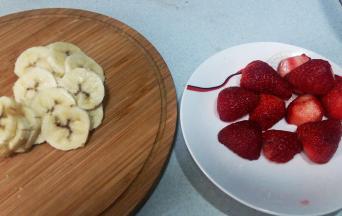 香蕉去皮，切片； 草莓洗净去蒂，擦干水份，对半切开；