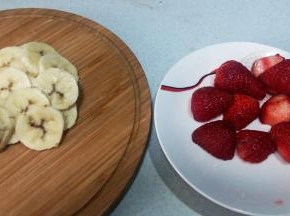 香蕉去皮，切片； 草莓洗净去蒂，擦干水份，对半切开；